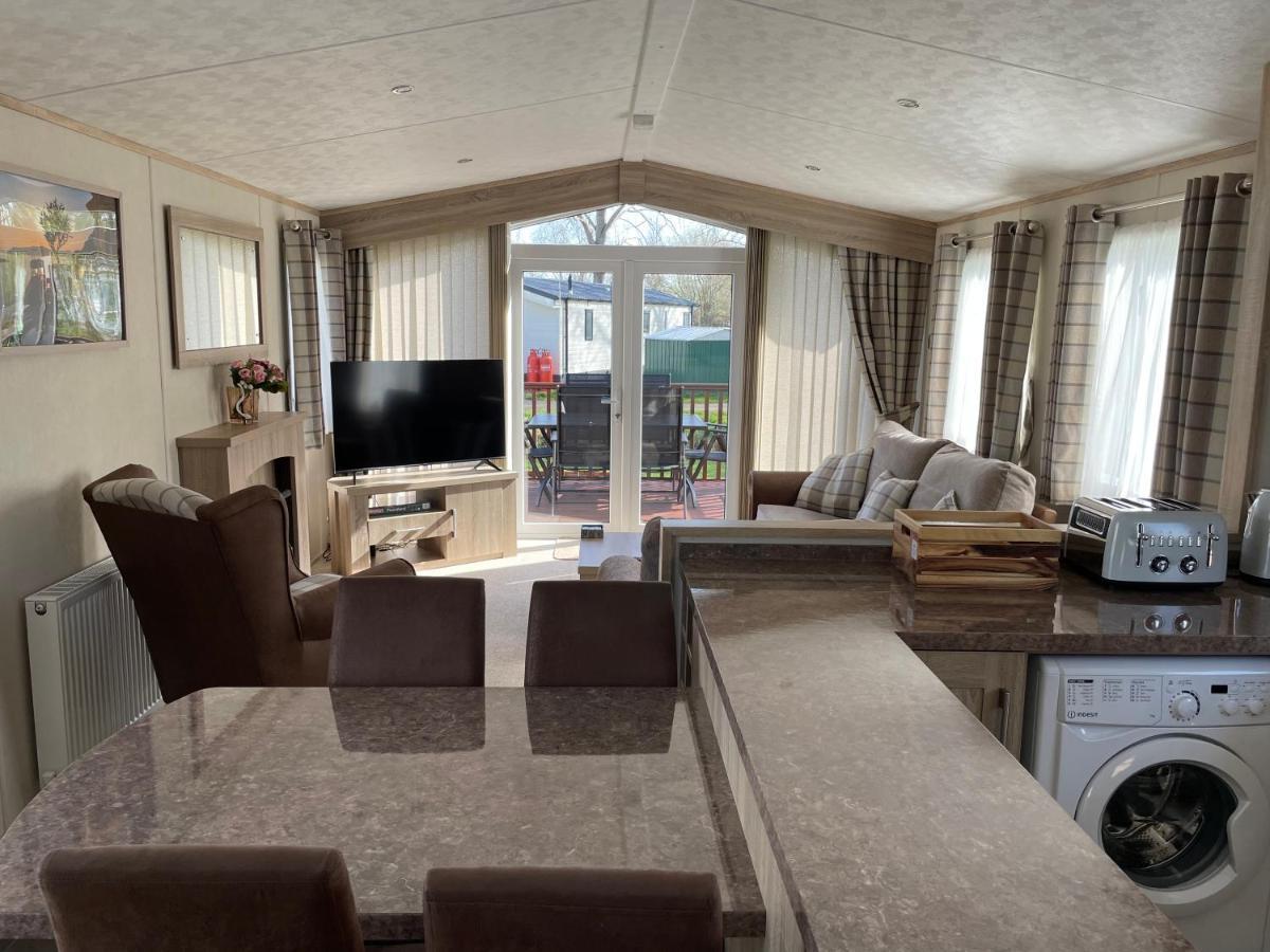 Beautiful 2 Bedroom Helmsley Lodge 北安普敦 外观 照片